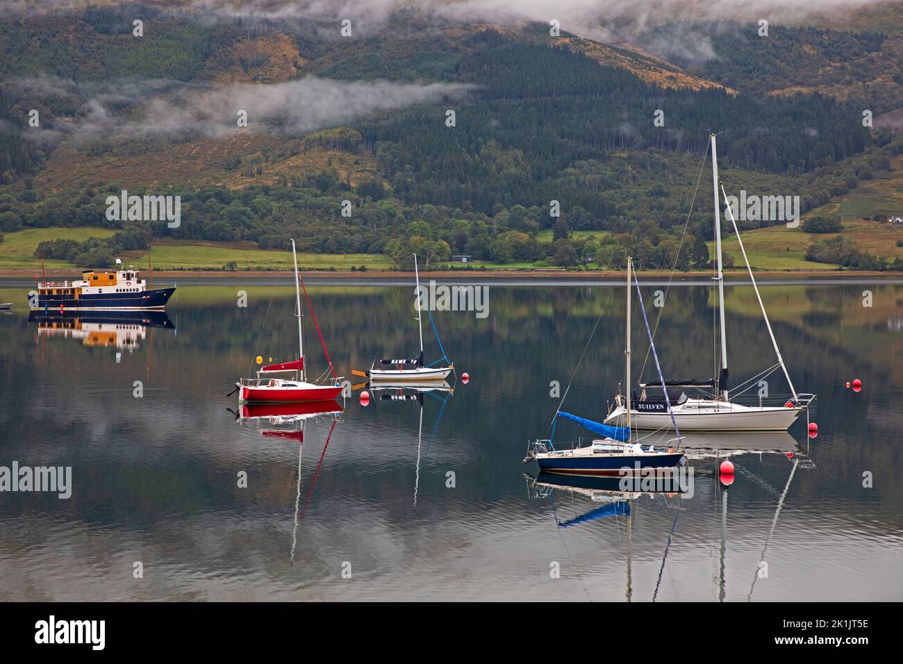 Loch Leven, Lochaber, Ballachulish, Escocia, Reino Unido. 19th de septiembre de 2022. Calma sombría escena en el lago con poca brisa que permite reflexiones de las diversas embarcaciones de vela, la temperatura 11 grados centígrados. Credt: Arch White/alamy noticias en vivo. Foto de stock