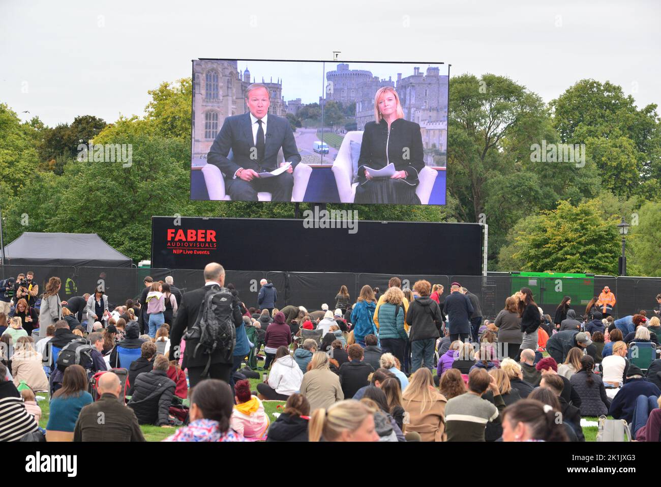 Funeral de Su Majestad la Reina Isabel II, Londres, Reino Unido, lunes 19th de septiembre de 2022. Dolientes viendo en una pantalla grande en Hyde Park. Foto de stock