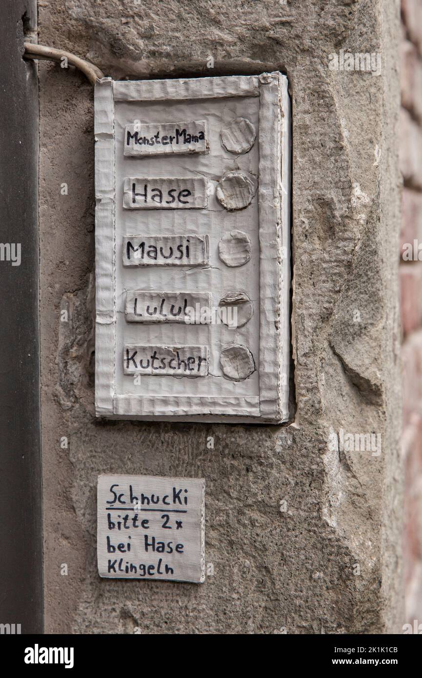 Signo gracioso del timbre de la puerta (un maniquí, el original fue destruido hace unos años) en la galería K18 en Koernerstrasse en el distrito de Ehrenfeld, Colonia, Foto de stock