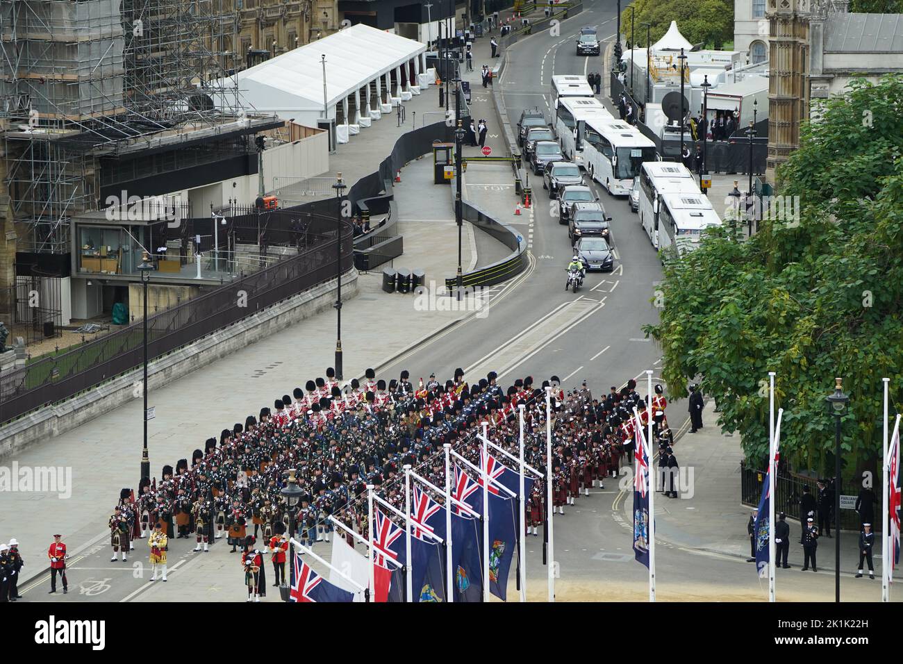 Los vehículos en el desfile del presidente estadounidense Joe Biden y la primera dama Jill Biden llegan para el funeral estatal de la reina Elizabeth II, que se celebra en la Abadía de Westminster, Londres. Fecha de la foto: Lunes 19 de septiembre de 2022. Foto de stock