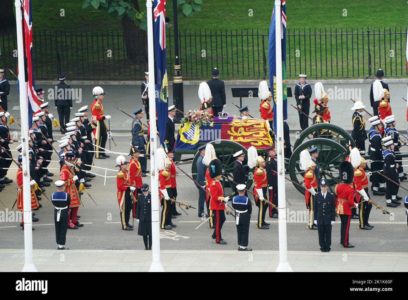 El State Gun Carriage lleva el ataúd de la Reina Isabel II, cubierto en el Royal Standard con la Corona Imperial del Estado y el orbe y cetro del Soberano, al salir del Westminster Hall para el Funeral del Estado en la Abadía de Westminster, Londres. Fecha de la foto: Lunes 19 de septiembre de 2022. Foto de stock