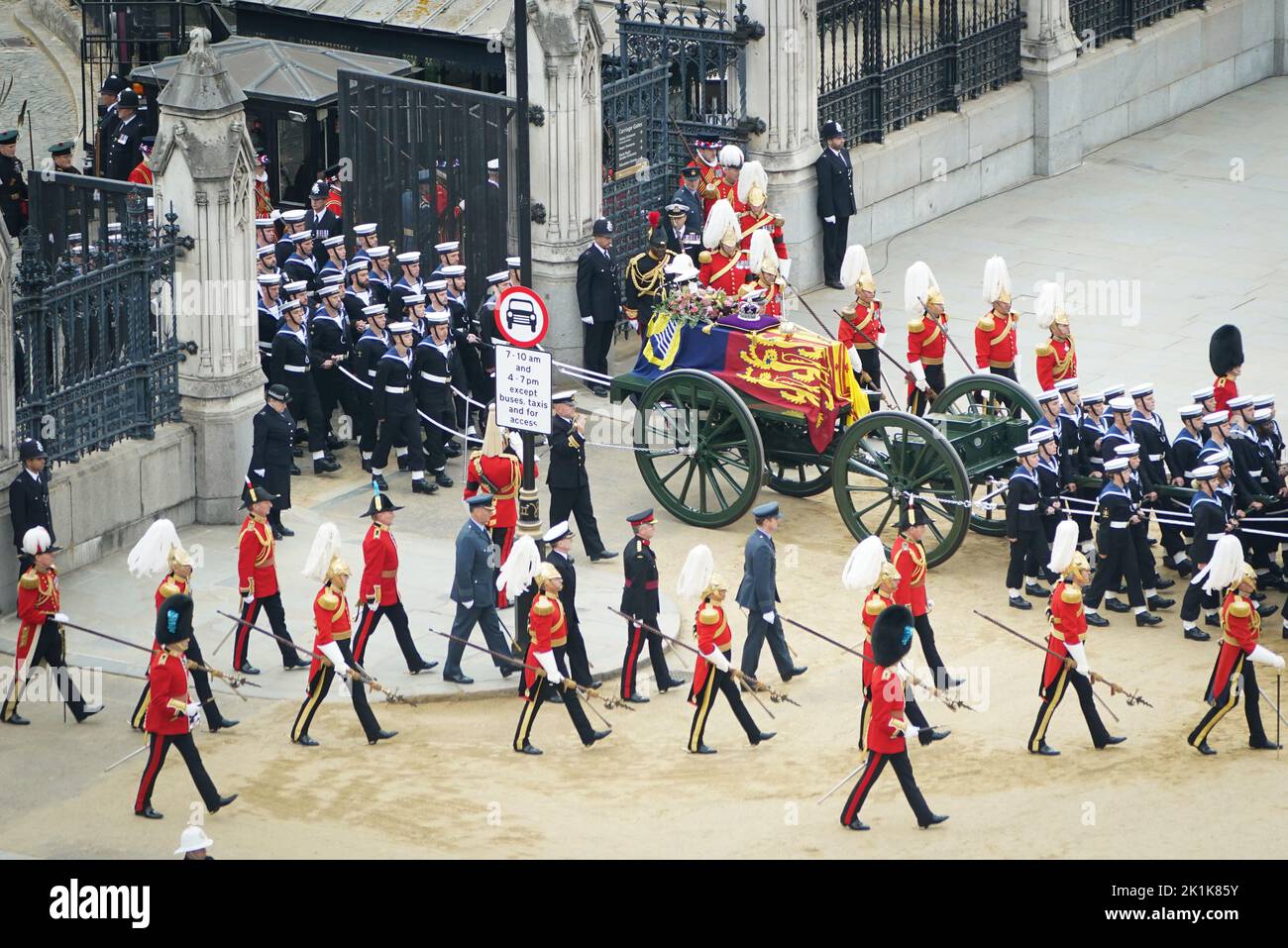 El State Gun Carriage lleva el ataúd de la Reina Isabel II, cubierto en el Royal Standard con la Corona Imperial del Estado y el orbe y cetro del Soberano, al salir del Westminster Hall para el Funeral del Estado en la Abadía de Westminster, Londres. Fecha de la foto: Lunes 19 de septiembre de 2022. Foto de stock