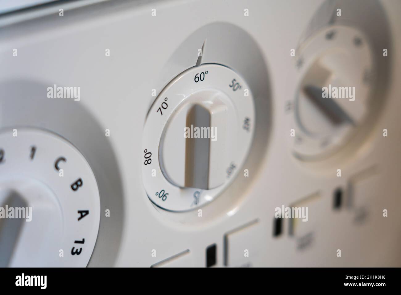 Primer plano de los botones y diales de una lavadora. Concepto - hacer la colada, ahorro de energía, precio de la electricidad, demanda pico, eficiencia energética Foto de stock