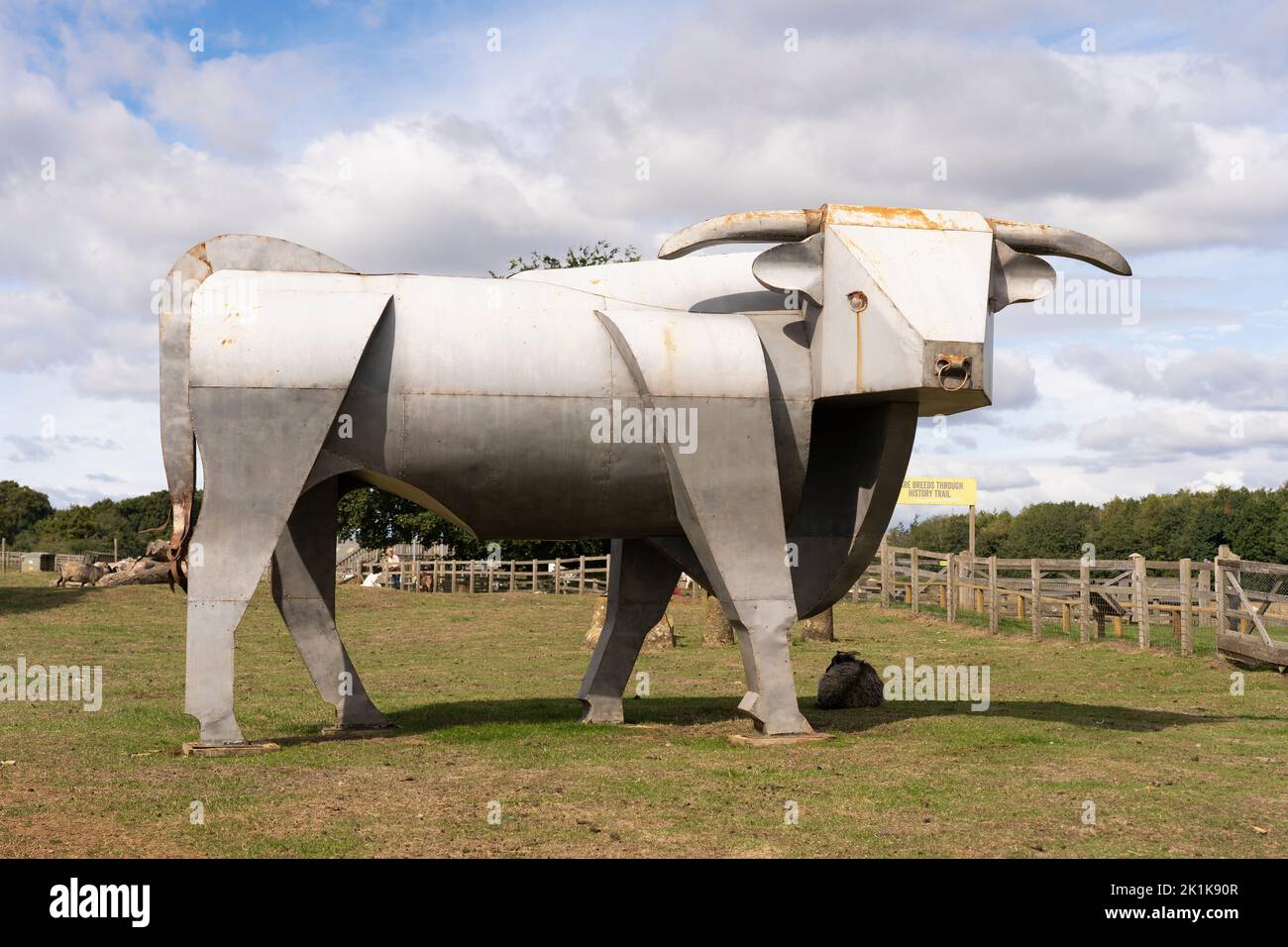 Una escultura de una vaca de toro de tamaño grande en Adams Farm, Cotswold Farm Park, Gloucestershire, Reino Unido Foto de stock