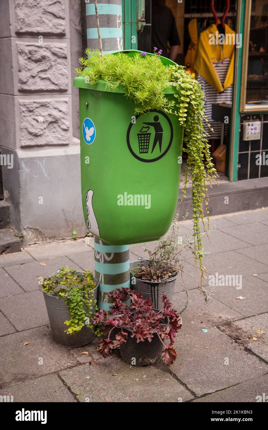 Un basurero plantado en la calle Koerner en el distrito de Ehrenfeld de Colonia, Alemania. ein bepflanzter Abfalleimer in der Koernerstrasse im S. Foto de stock