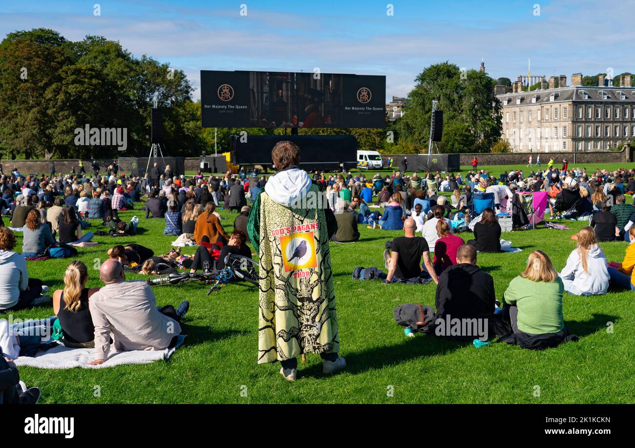 Edimburgo, Escocia, Reino Unido. 19th de septiembre de 2022. Los miembros del público se reúnen en Holyrood Park para ver la proyección en directo en la gran pantalla del funeral de la Reina Isabel II de la Abadía de Westminster. Noticias en vivo de Iain Masterton/Alamy Foto de stock