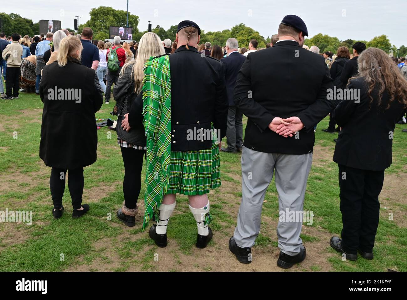 Funeral de Su Majestad la Reina Isabel II, Londres, Reino Unido, lunes 19th de septiembre de 2022. Un hombre en un kilt y boina verde tartan irlandés es uno de los dolientes que pagan sus últimos respetos. Foto de stock