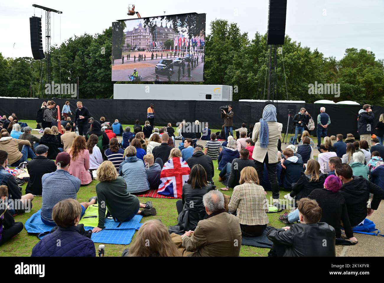 Funeral de Su Majestad la Reina Isabel II, Londres, Reino Unido, lunes 19th de septiembre de 2022. Multitudes de personas se reunieron en Hyde Park para ver la ceremonia en pantallas grandes. Foto de stock