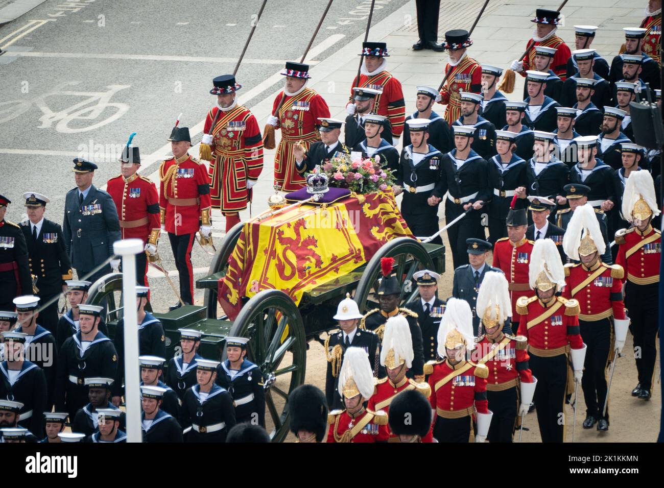 El Carruaje Estatal de Armas lleva el ataúd de la Reina Isabel II, cubierto en el Estándar Real con la Corona Imperial del Estado y el orbe y cetro del Soberano, al salir de la Abadía de Westminster después del Funeral Estatal de la Reina. Fecha de la foto: Lunes 19 de septiembre de 2022. Foto de stock