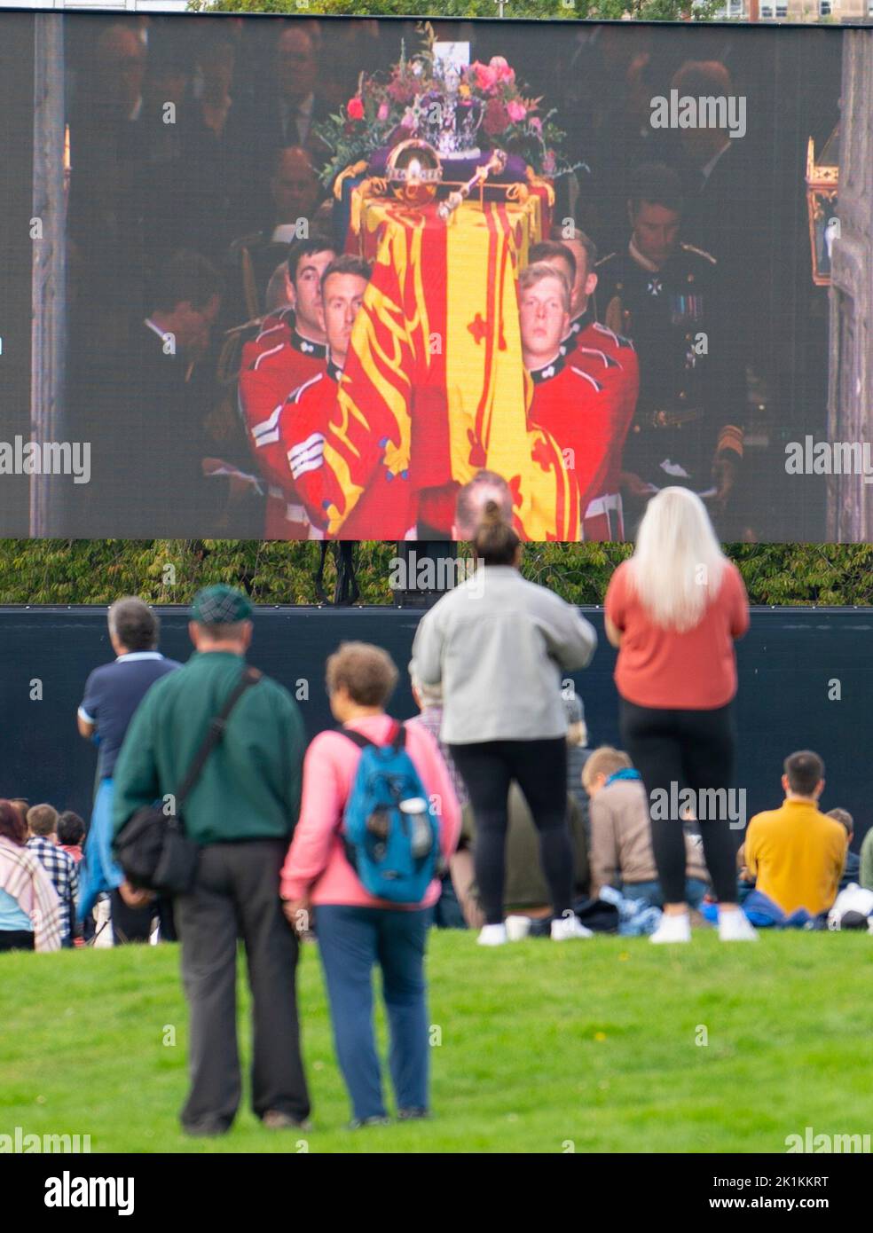 Edimburgo, Escocia, Reino Unido. 19th de septiembre de 2022. Los miembros del público se reúnen en Holyrood Park para ver la proyección en directo en la gran pantalla del funeral de la Reina Isabel II de la Abadía de Westminster. Noticias en vivo de Iain Masterton/Alamy Foto de stock