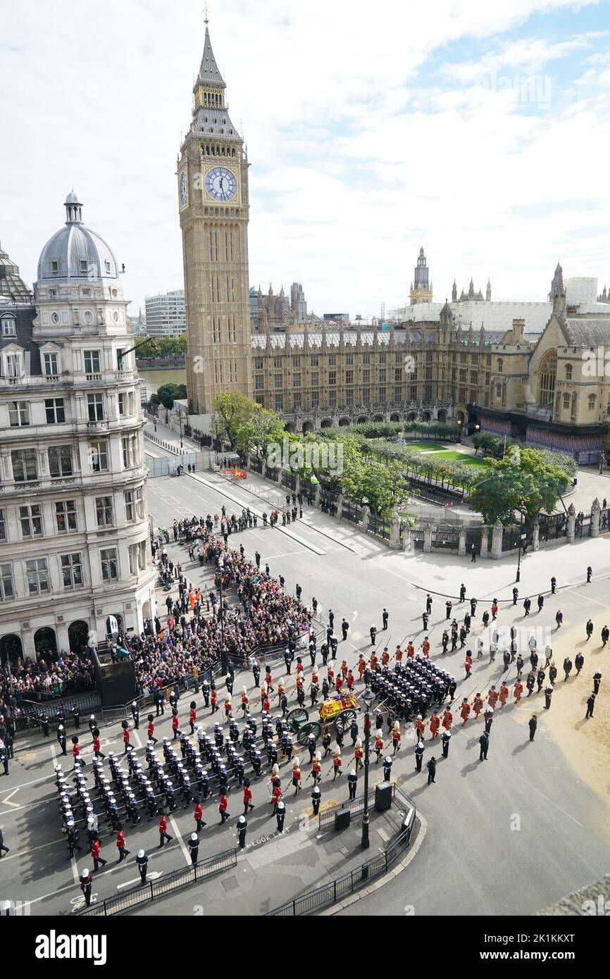 El State Gun Carriage lleva el ataúd de la Reina Isabel II, cubierto en el Standard Real con la Corona Imperial del Estado y el orbe y cetro del Soberano, en la Procesión Ceremonial después de su Funeral Estatal en la Abadía de Westminster, Londres. Fecha de la foto: Lunes 19 de septiembre de 2022. Foto de stock