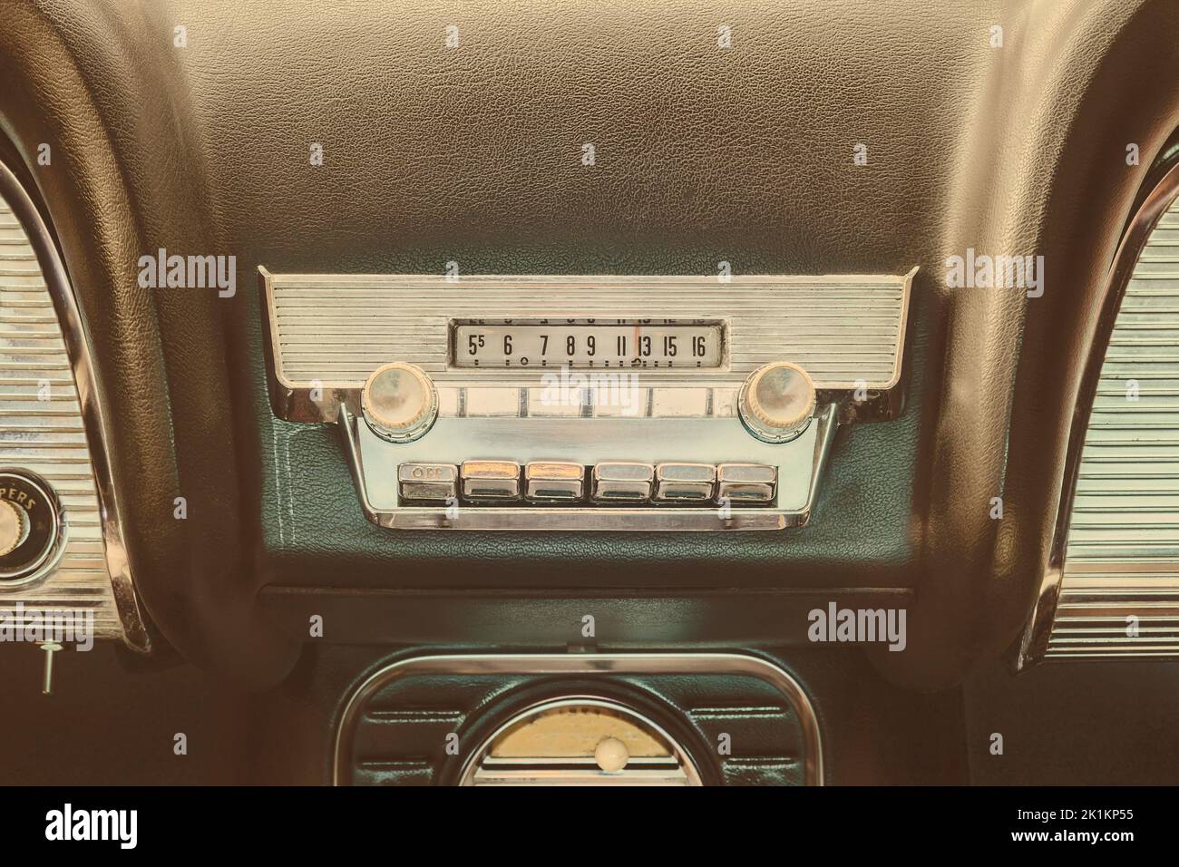 Antigua radio dentro de un coche americano clásico con salpicadero cromado Foto de stock