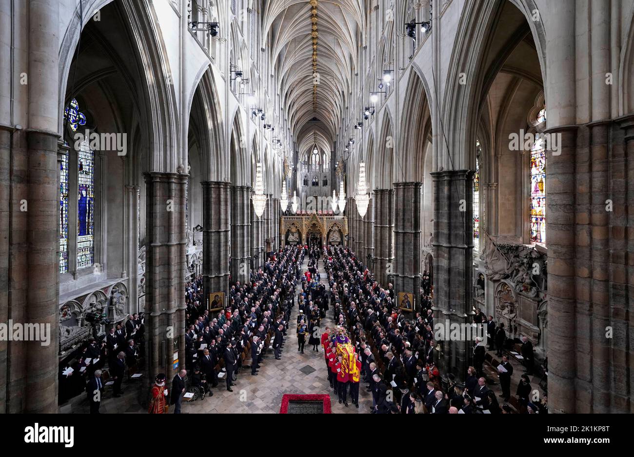 Rey Carlos III, la Reina Consort, la Princesa Real, el Vicealmirante Sir Tim Laurence, el Duque de York, el Conde de Wessex, la Condesa de Wessex, el Príncipe de Gales, la Princesa de Gales, el Príncipe Jorge, la Princesa Charlotte, el Duque de Sussex, la Duquesa de Sussex, Peter Phillips y el Conde de Snowdon siguen detrás del ataúd de la Reina Isabel II, cubierto en el Estándar Real con la Corona Imperial del Estado y el orbe y cetro del Soberano, como se lleva a cabo en la Abadía de Westminster después de su Funeral del Estado. Fecha de la foto: Lunes 19 de septiembre de 2022. Foto de stock