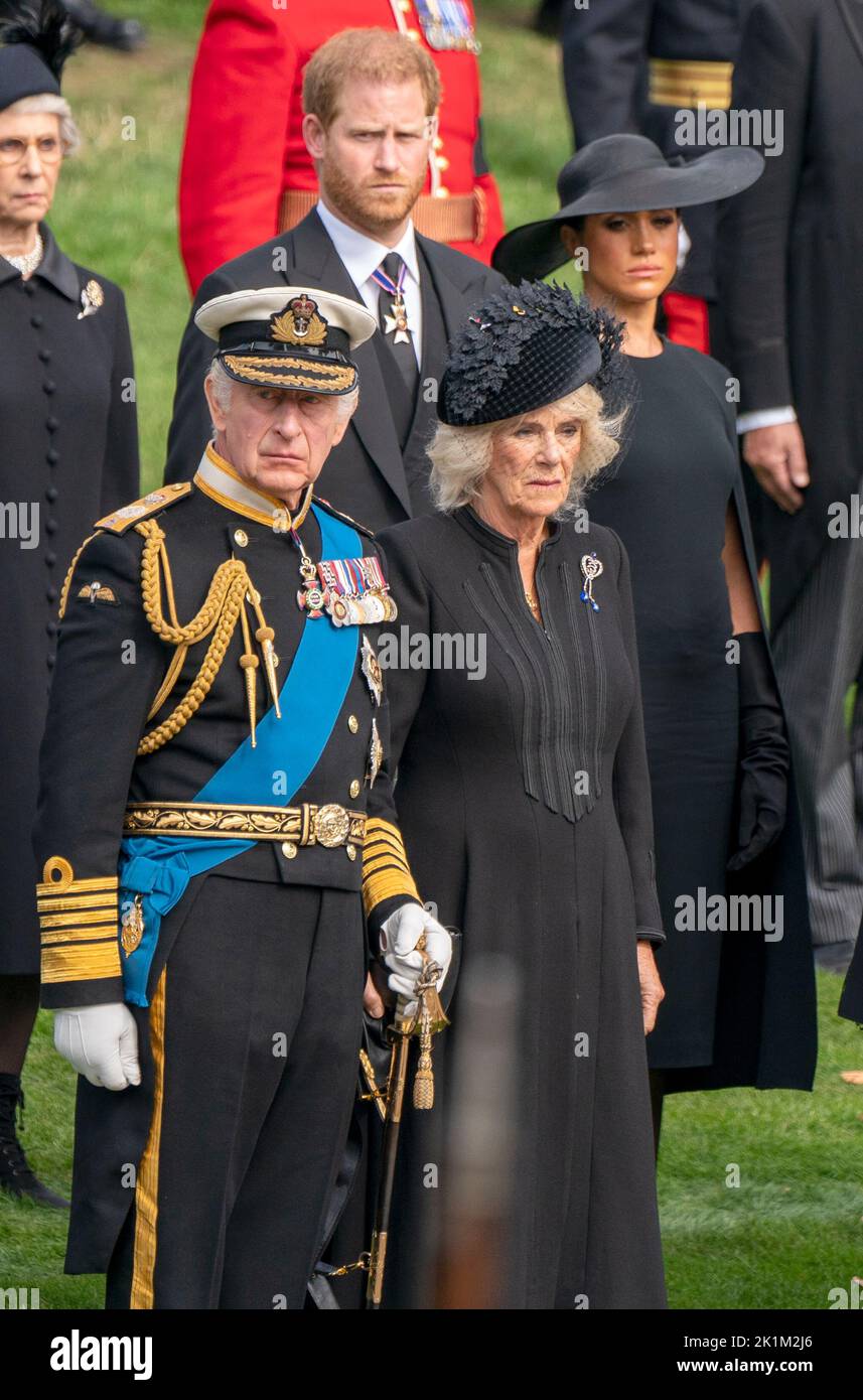 El rey Carlos III, el duque de Sussex, la reina Consort y la duquesa de Sussex miran como el carruaje de armas del Estado que lleva el ataúd de la reina Isabel II llega a Wellington Arch durante la procesión ceremonial que siguió a su funeral del Estado en la Abadía de Westminster, Londres. Foto de stock