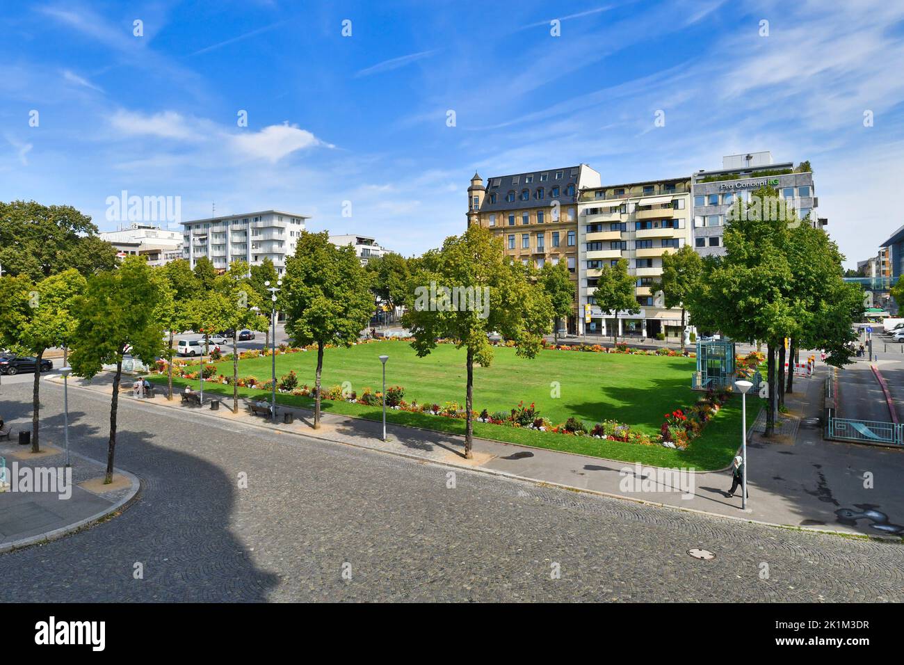 Mannheim, Alemania - Septiembre de 2022: Parte del parque público llamado 'Friedrichsplatz' en el centro de Mannheim los días soleados Foto de stock