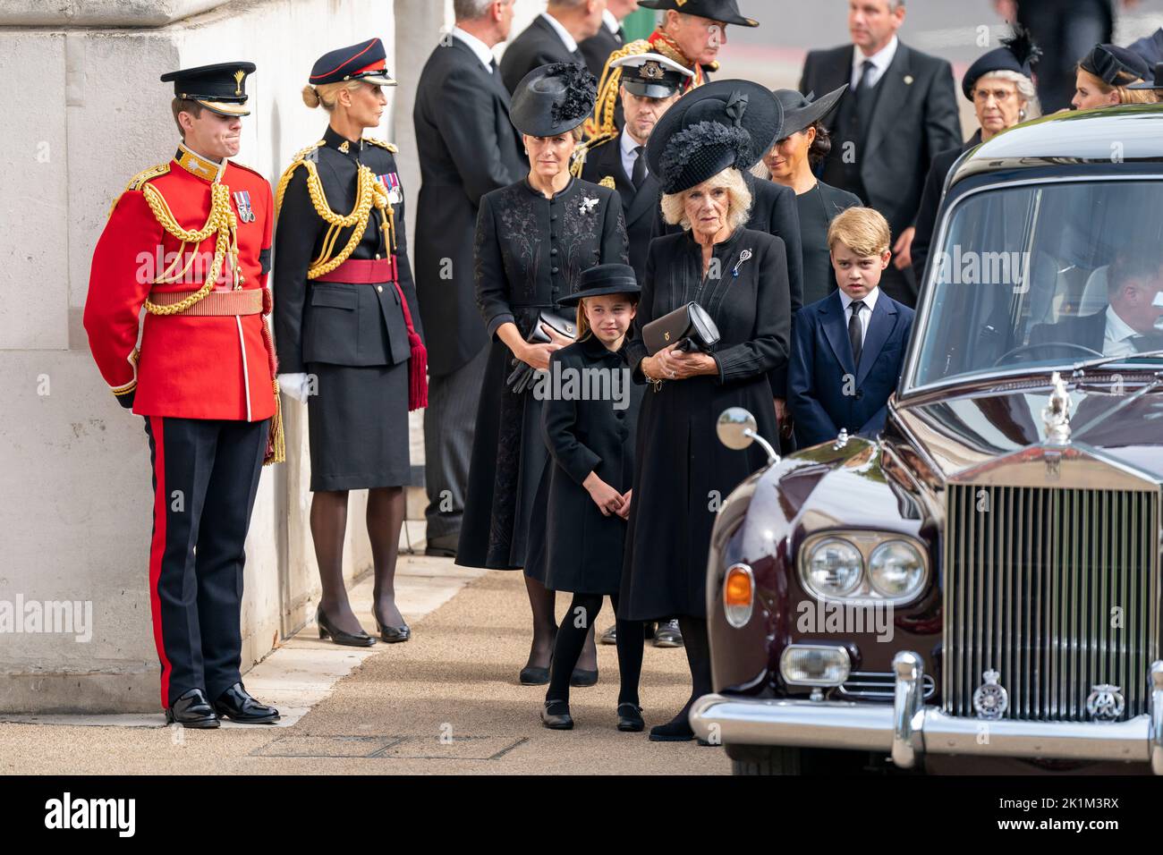 La Condesa de Wessex, la Princesa Charlotte, la Reina Consort y el Príncipe George como el Carruaje de Armas del Estado que lleva el ataúd de la Reina Isabel II llega al Arco de Wellington durante la Procesión Ceremonial que siguió a su Funeral del Estado en la Abadía de Westminster, Londres. Foto de stock