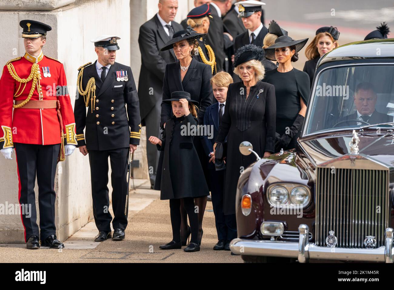 La princesa Charlotte, la princesa de Gales, el príncipe George, la reina Consort y la duquesa de Sussex como carruaje de armas del Estado que lleva el ataúd de la reina Isabel II llega a Wellington Arch durante la procesión ceremonial que siguió a su funeral del Estado en la Abadía de Westminster, Londres. Foto de stock