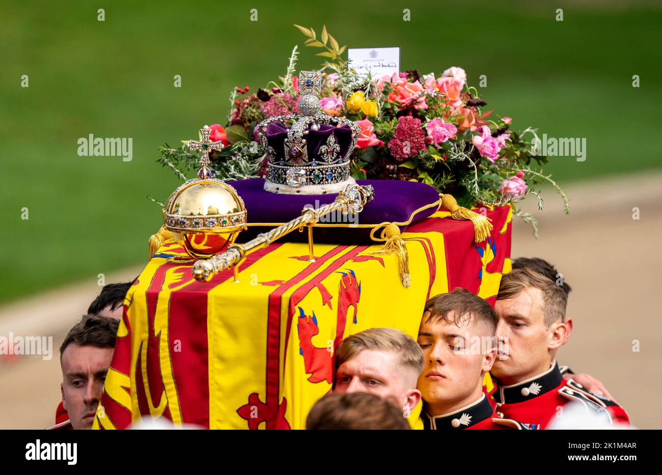El partido portador lleva el ataúd de la reina Isabel II, cubierto en el estándar real con la corona del estado imperial y el orbe y el cetro del soberano, a la hierba del estado para su viaje al castillo de Windsor siguiendo su funeral del estado en la abadía de Westminster, Londres. Foto de stock
