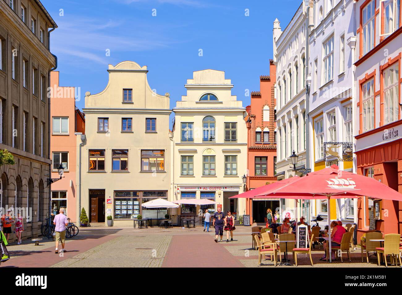 Paisaje urbano y escena animada de todos los días, Ciudad hanseática de Wismar, Mecklemburgo-Pomerania Occidental, Alemania, Europa, 8 de agosto, 2020. Foto de stock