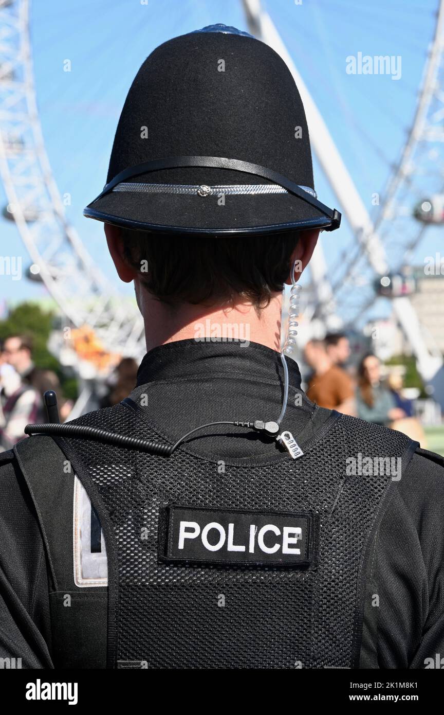 Oficial de policía vestido de negro, La Reina en el Estado, Casas del Parlamento, Londres. REINO UNIDO Foto de stock