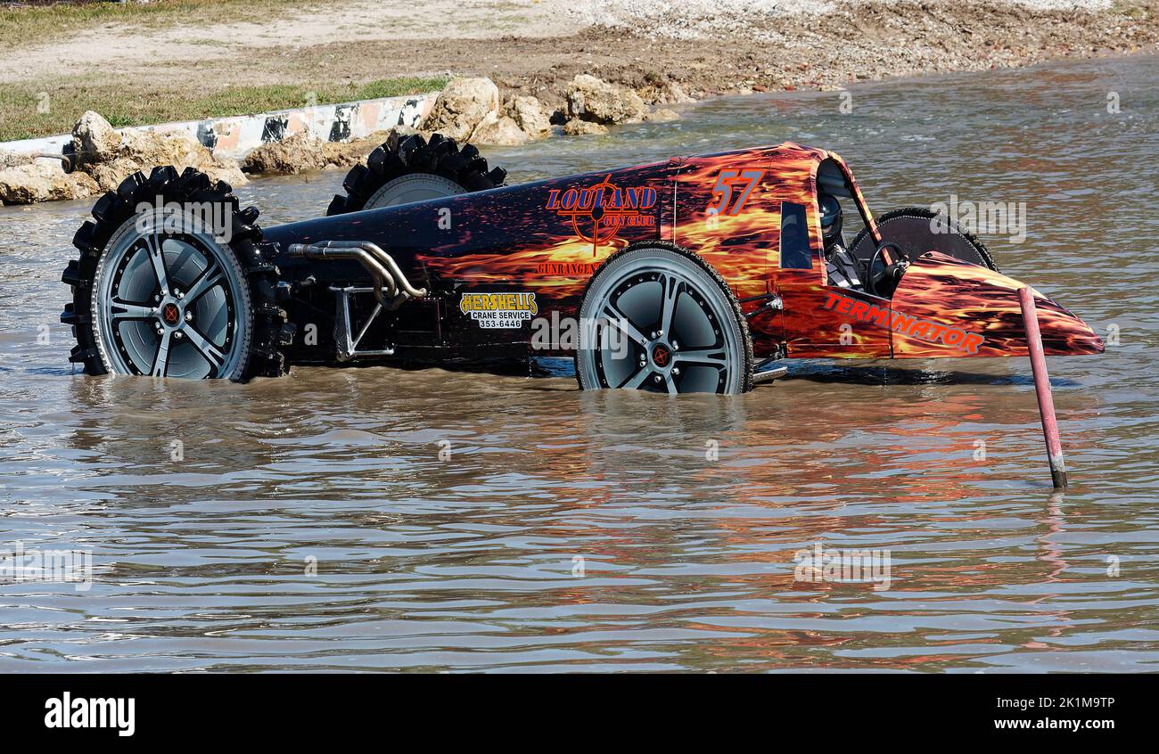 buggy pantano sentado en el agua, listo para correr, primeros planos, colorido, estilo jeep, Deportes de vehículos, Florida Sports Park, Naples, FL Foto de stock