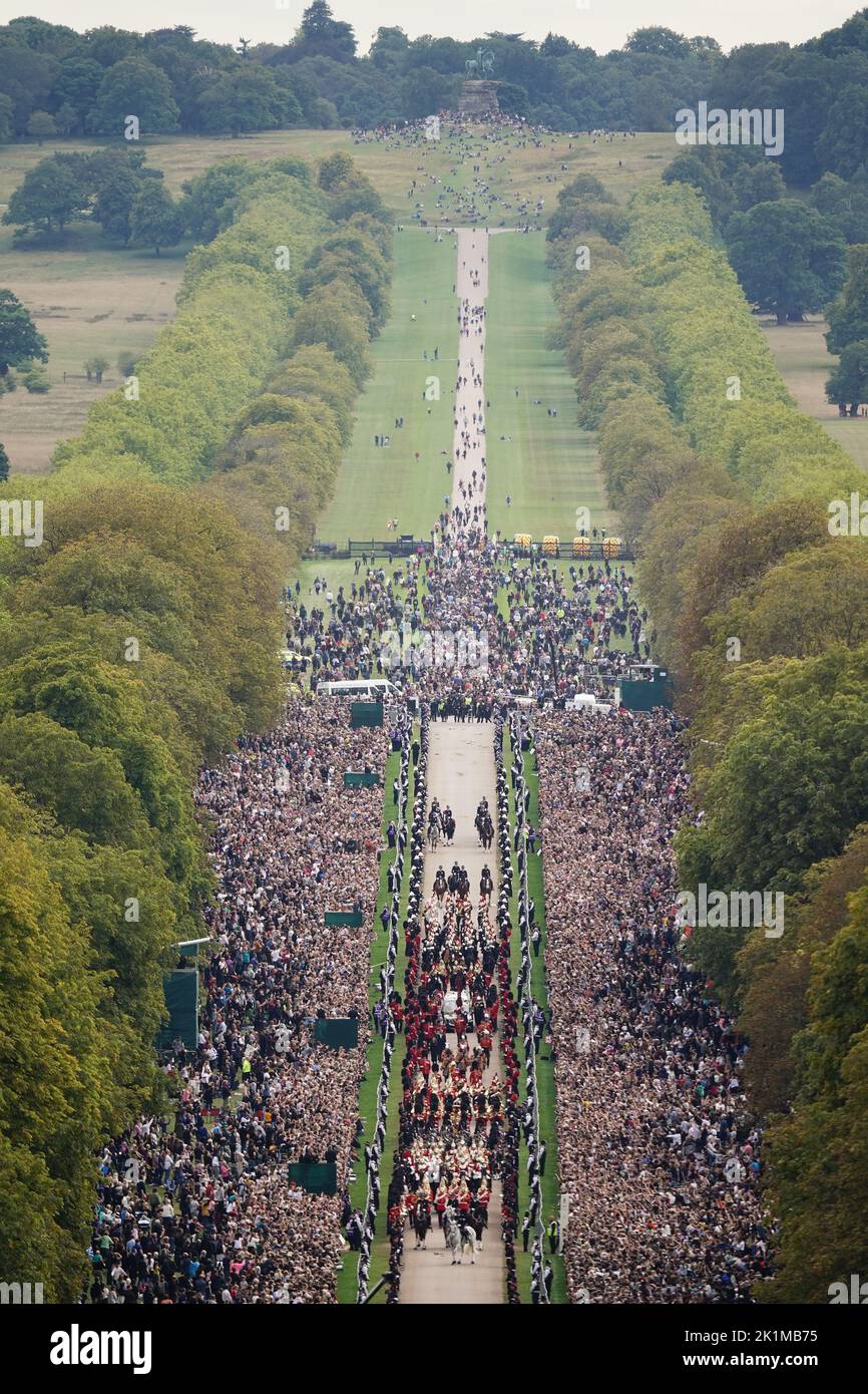 La Procesión ceremonial del ataúd de la Reina Isabel II viaja por la Larga Caminata cuando llega al Castillo de Windsor para el Servicio de Commitación en la Capilla de San Jorge. Fecha de la foto: Lunes 19 de septiembre de 2022. Foto de stock