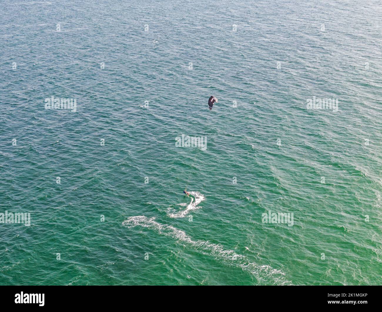 Kitesurfer / Kiteboarden auf offenem Meer Luftaufnahme Wassersport Foto de stock