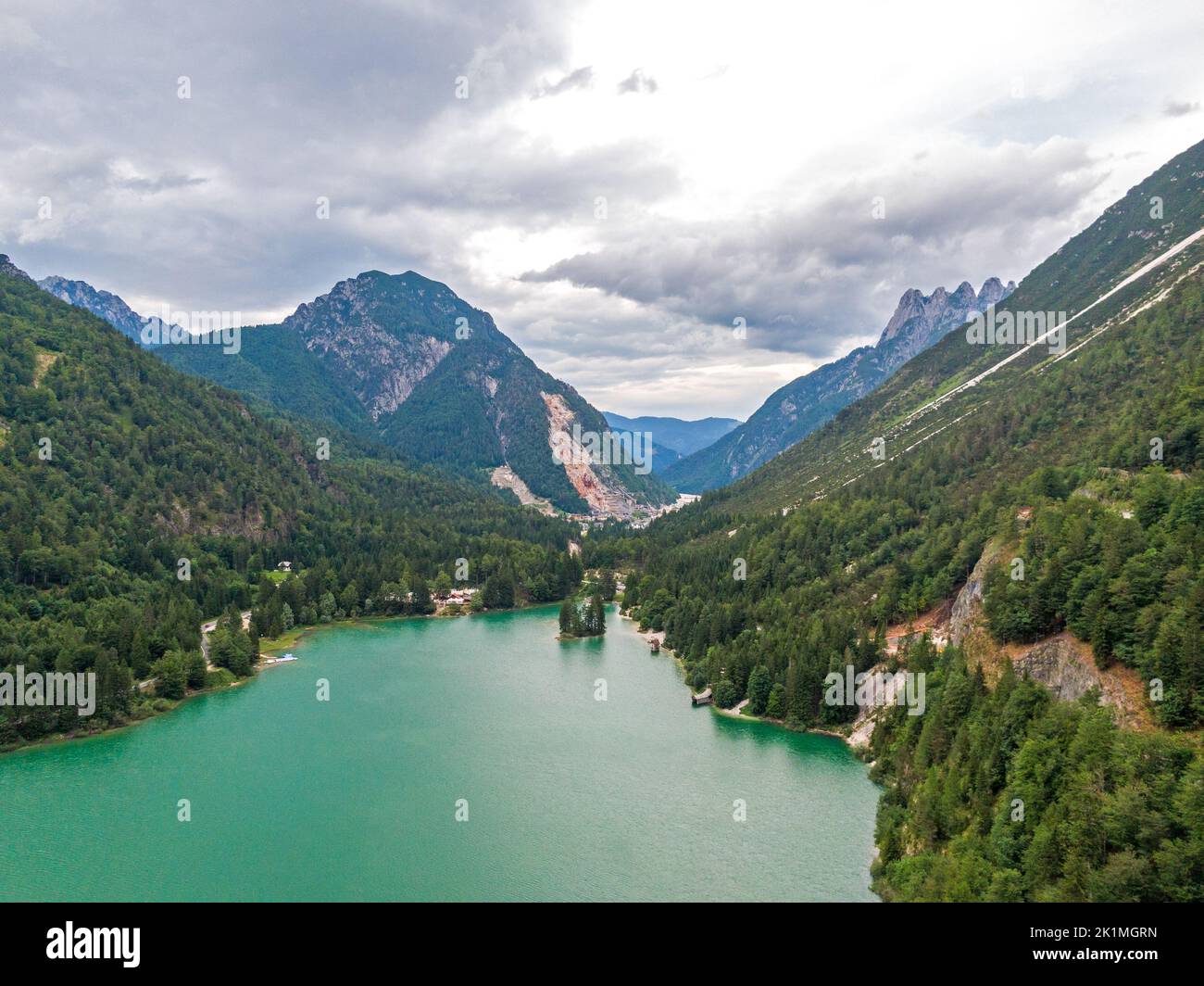 Luftaufnahme Berg und Seelandschaft in Italien: Lago del Predil / Raibler Véase Tarvis, Udine Panorama Foto de stock