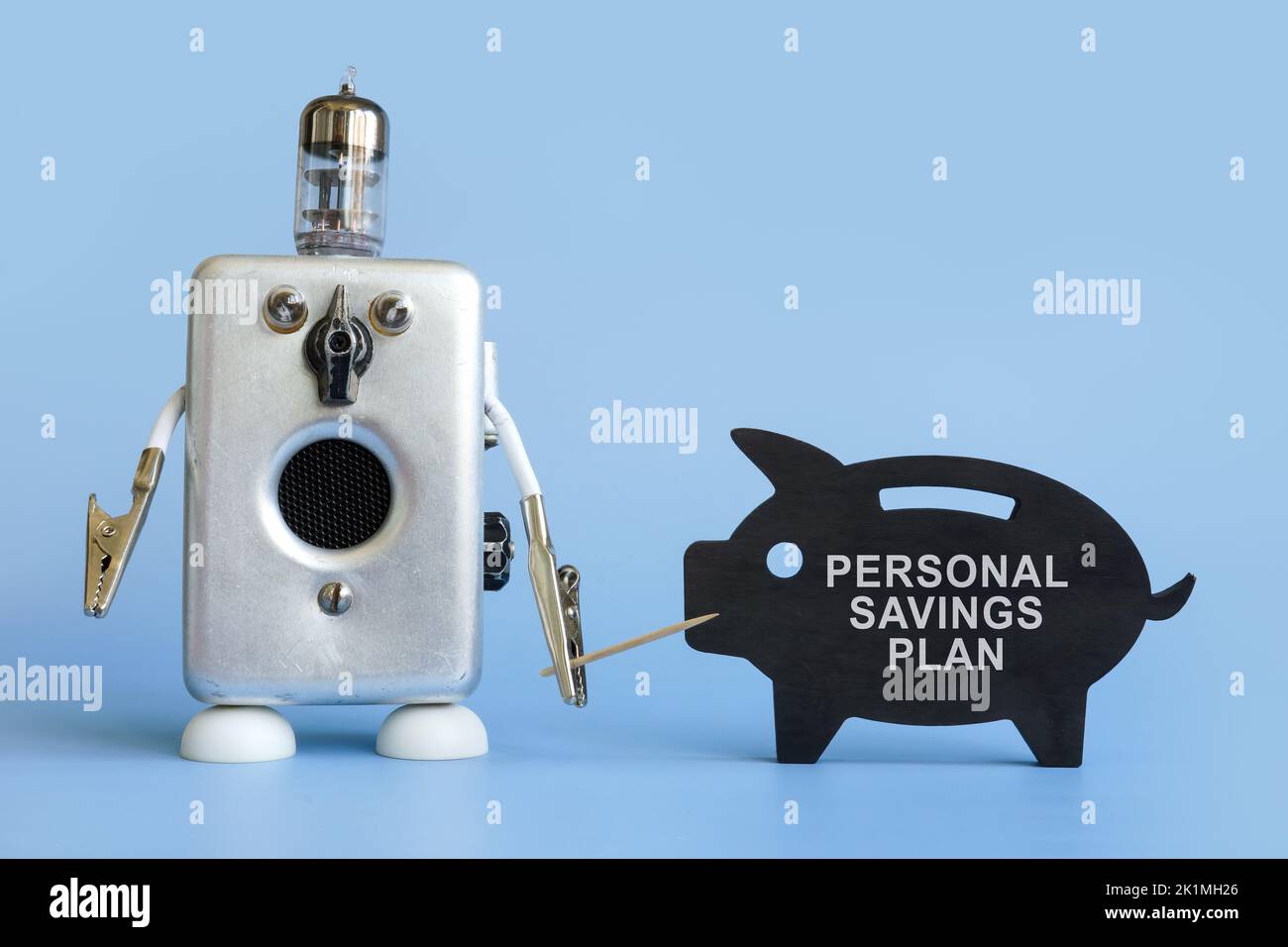 Robot y banco de cerdos con firma de plan de ahorro personal. Foto de stock