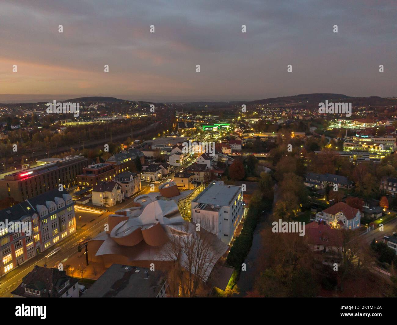 Stadt Herford bei Nacht (Elsbachhaus & Marta Herford) Luftaufnahme / Panoramaansicht Foto de stock