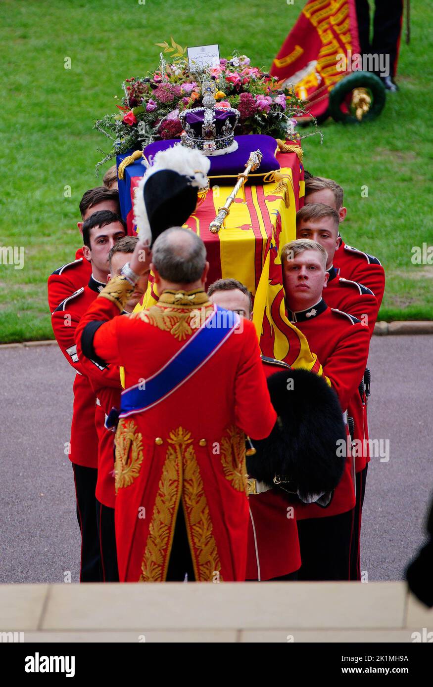 Los portadores de ataúdes llevan el ataúd de la Reina Isabel II a la Capilla de San Jorge en el Castillo de Windsor, Berkshire, cuando llega para el Servicio de Compromiso. Fecha de la foto: Lunes 19 de septiembre de 2022. Foto de stock