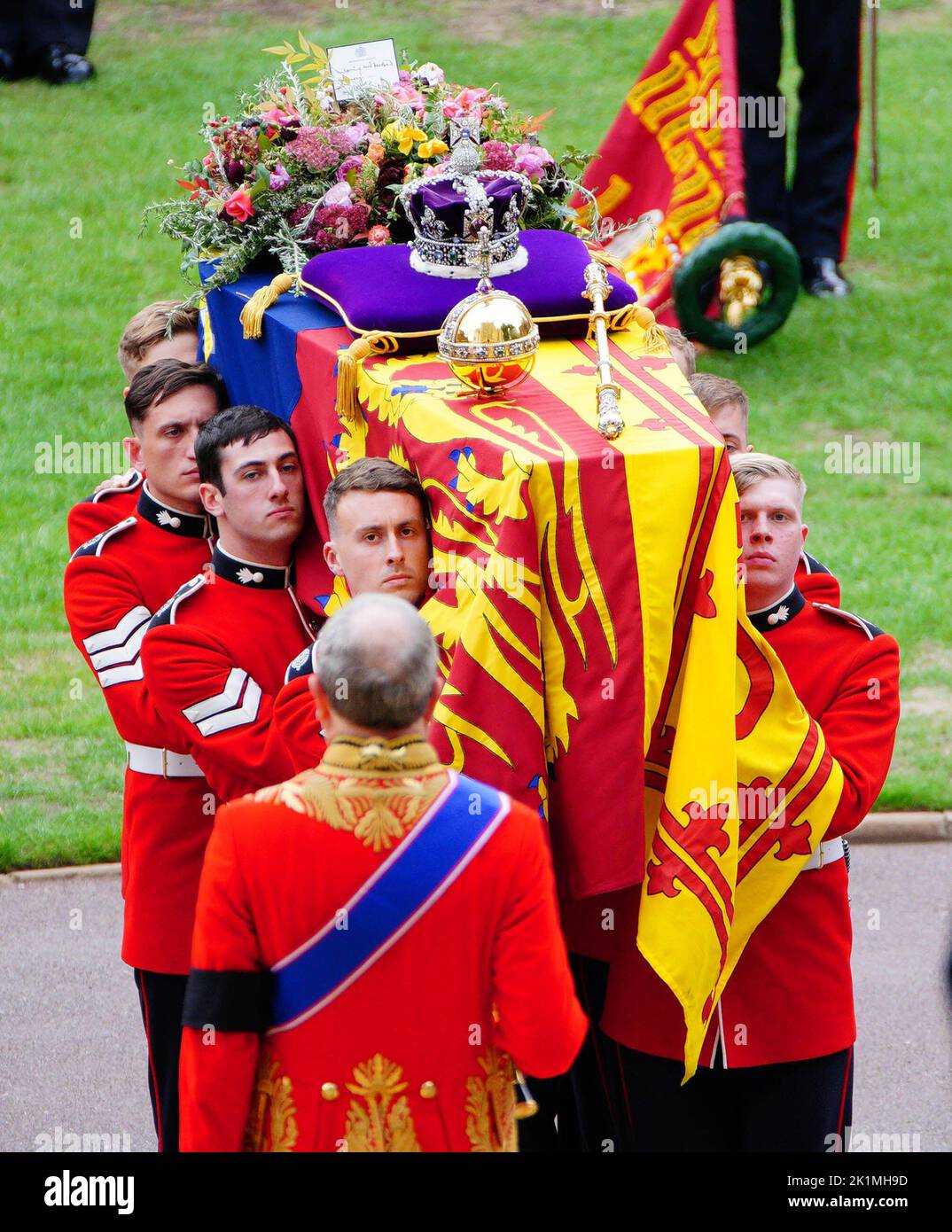 Los portadores de ataúdes llevan el ataúd de la Reina Isabel II a la Capilla de San Jorge en el Castillo de Windsor, Berkshire, cuando llega para el Servicio de Compromiso. Fecha de la foto: Lunes 19 de septiembre de 2022. Foto de stock