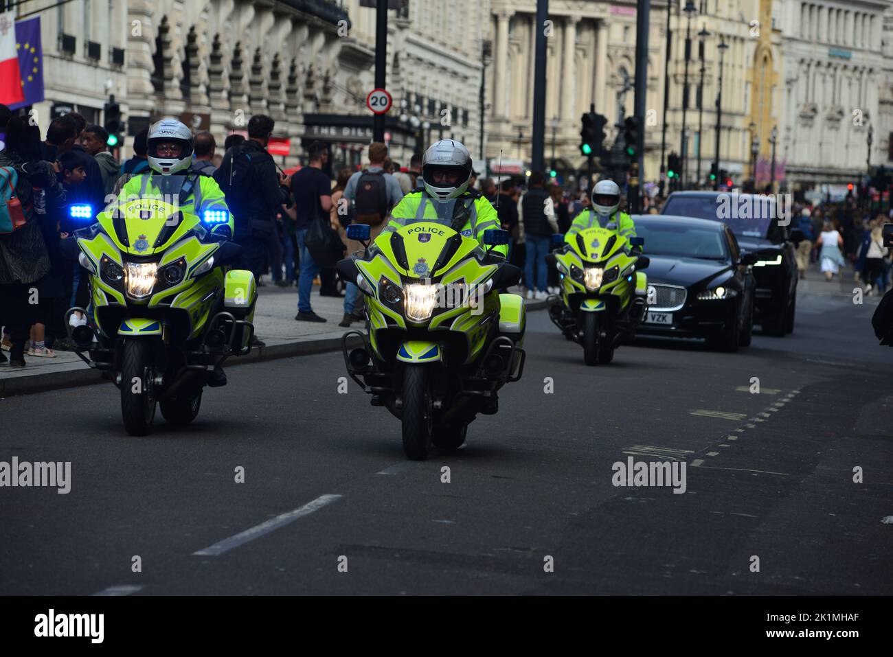Funeral estatal de Su Majestad la Reina Isabel II, Piccadilly, Londres, Reino Unido, lunes 19th de septiembre de 2022. VIPs saliendo con escolta de la motocicleta de la policía. Foto de stock