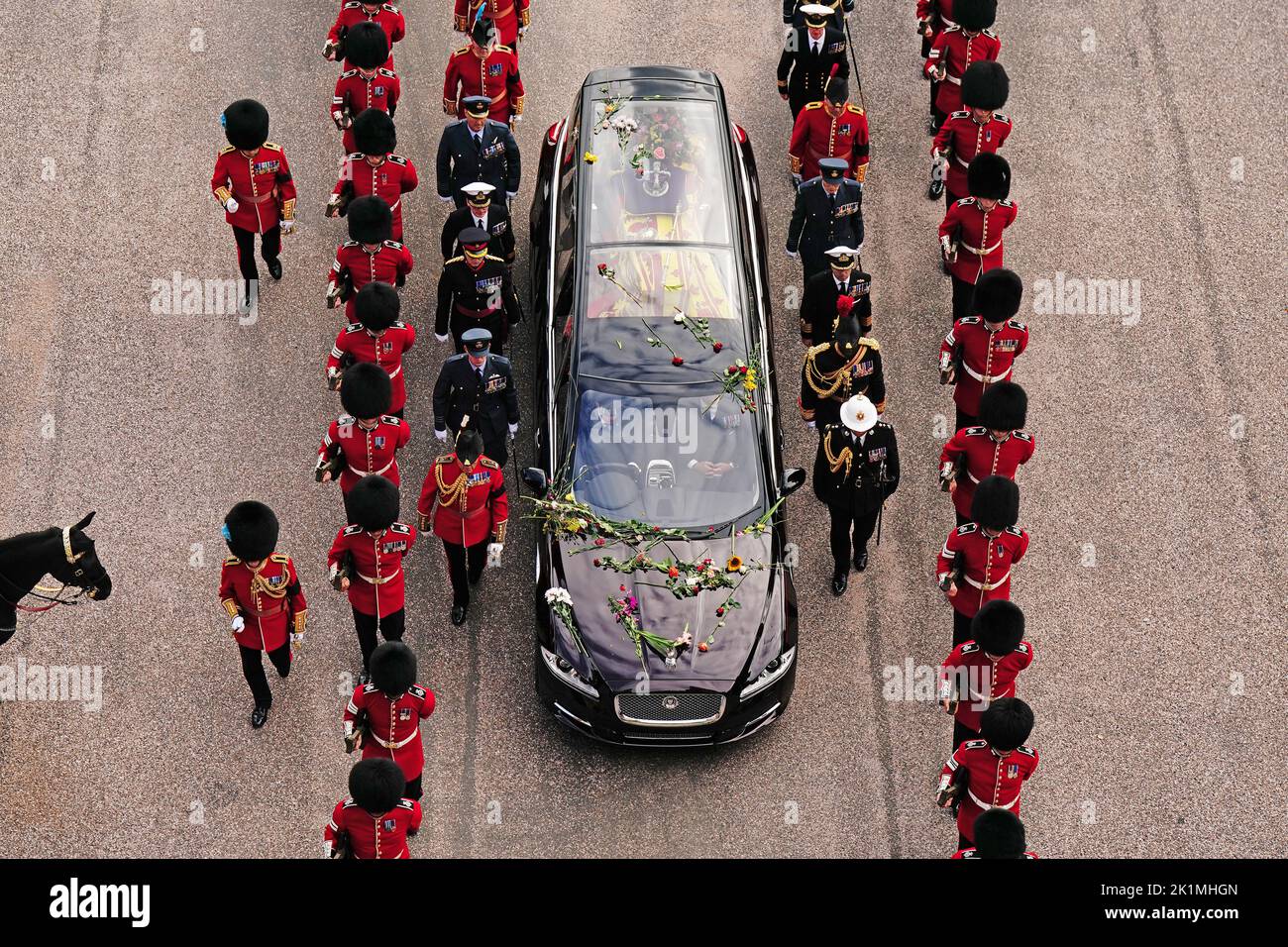 Flores en el corazón llevando el ataúd de la Reina Isabel II cuando llega al Castillo de Windsor para el Servicio de Compromiso en la Capilla de San Jorge. Fecha de la foto: Lunes 19 de septiembre de 2022. Foto de stock