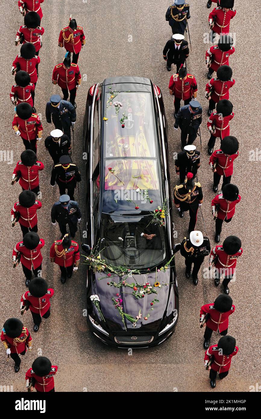 Flores en el corazón llevando el ataúd de la Reina Isabel II cuando llega al Castillo de Windsor para el Servicio de Compromiso en la Capilla de San Jorge. Fecha de la foto: Lunes 19 de septiembre de 2022. Foto de stock