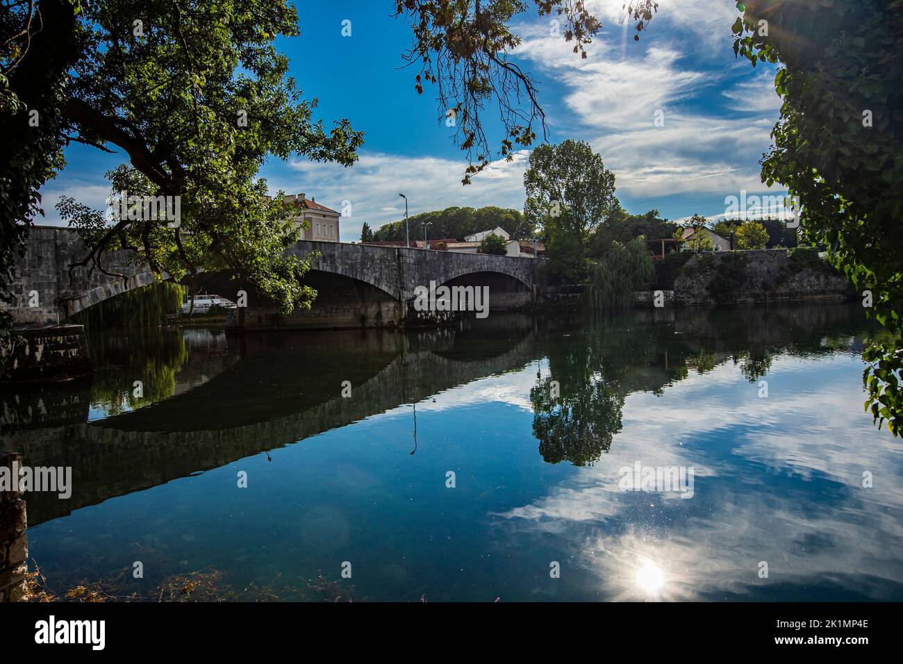 Vista al río Trebisnjica en la ciudad de Trebinje, Bosnia y Herzegovina Foto de stock