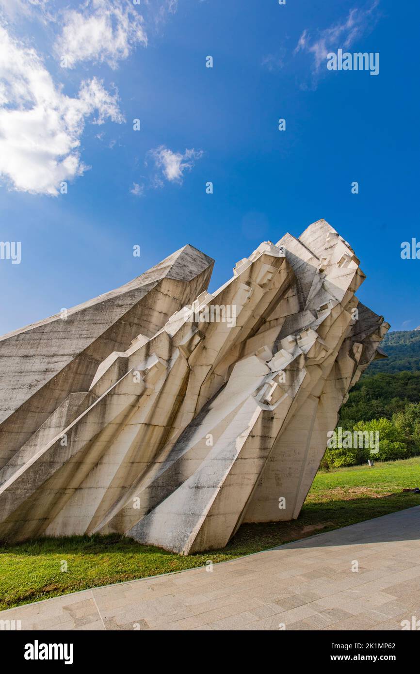 Detalle del monumento conmemorativo de la Segunda Guerra Mundial Kadinjaca en Serbia Foto de stock