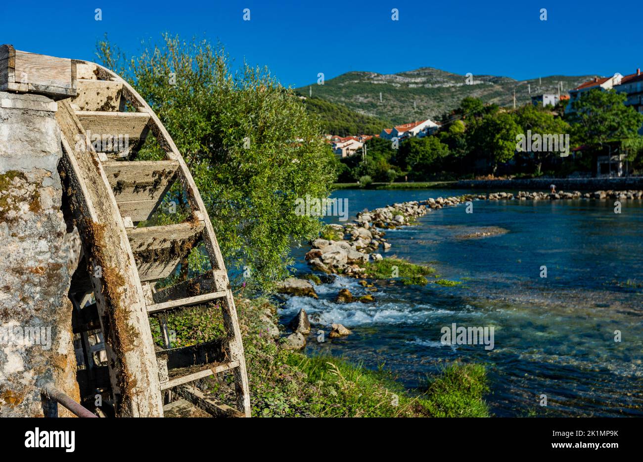 Antigua rueda de agua en el río Trebisnjica en Trebinje, Bosnia y Herzegovina Foto de stock
