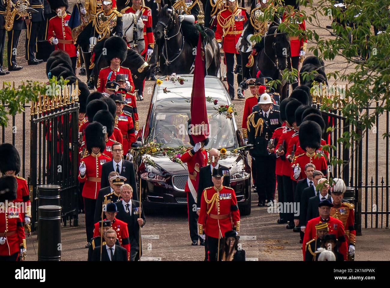 La Procesión ceremonial del ataúd de la Reina Isabel II pasa a través de las puertas de la Larga Caminata, al llegar al Castillo de Windsor para el Servicio de Commitación en la Capilla de San Jorge. Fecha de la foto: Lunes 19 de septiembre de 2022. Foto de stock