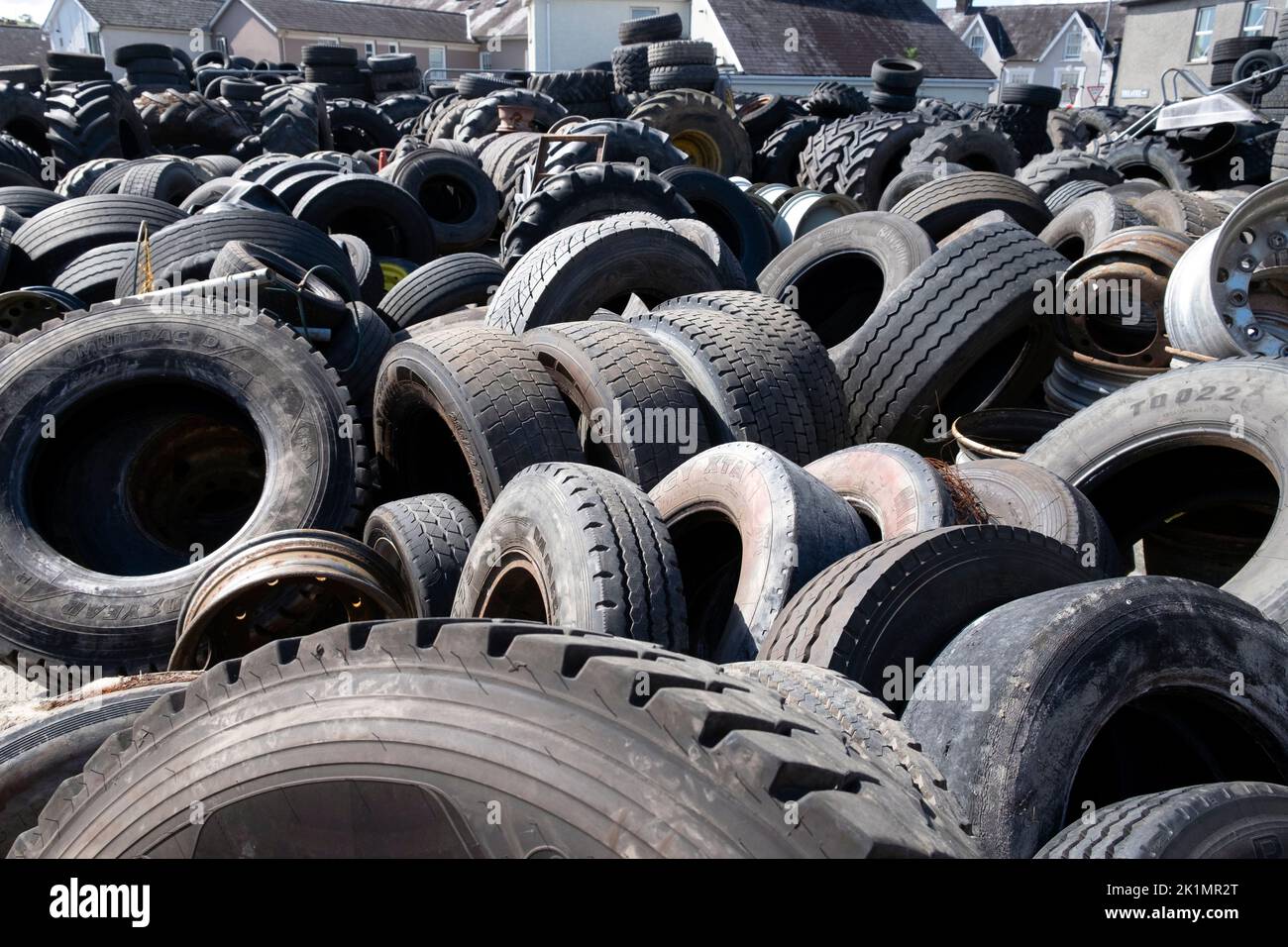 Montón de neumáticos de vehículos nuevos y viejos camiones neumáticos en un patio Llandovery Carmarthenshire Wales UK KATHY DEWITT Foto de stock