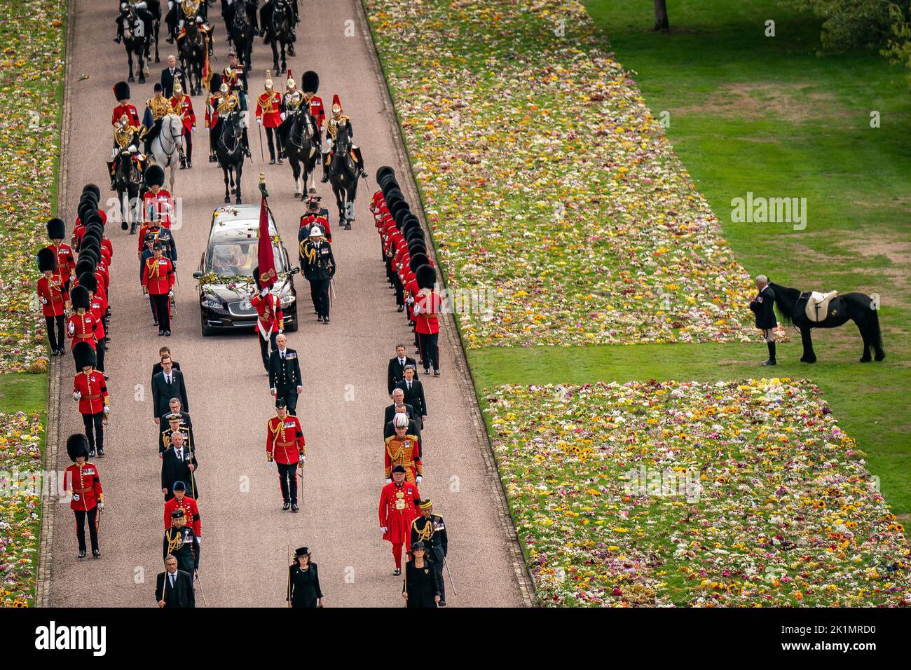 Emma, el poni caído del monarca, se erige como la Procesión ceremonial del ataúd de la Reina Isabel II llega al Castillo de Windsor para el Servicio de Committal en la Capilla de San Jorge. Fecha de la foto: Lunes 19 de septiembre de 2022. Foto de stock