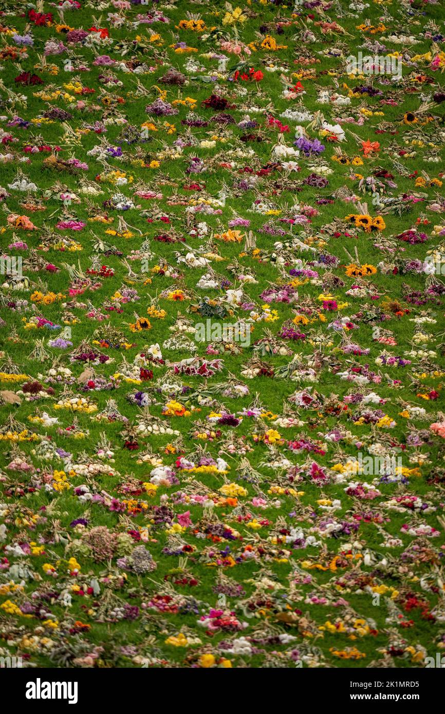 Las flores de los wellwishers flanquean la caminata larga en el castillo de Windsor. Fecha de la foto: Lunes 19 de septiembre de 2022. Foto de stock
