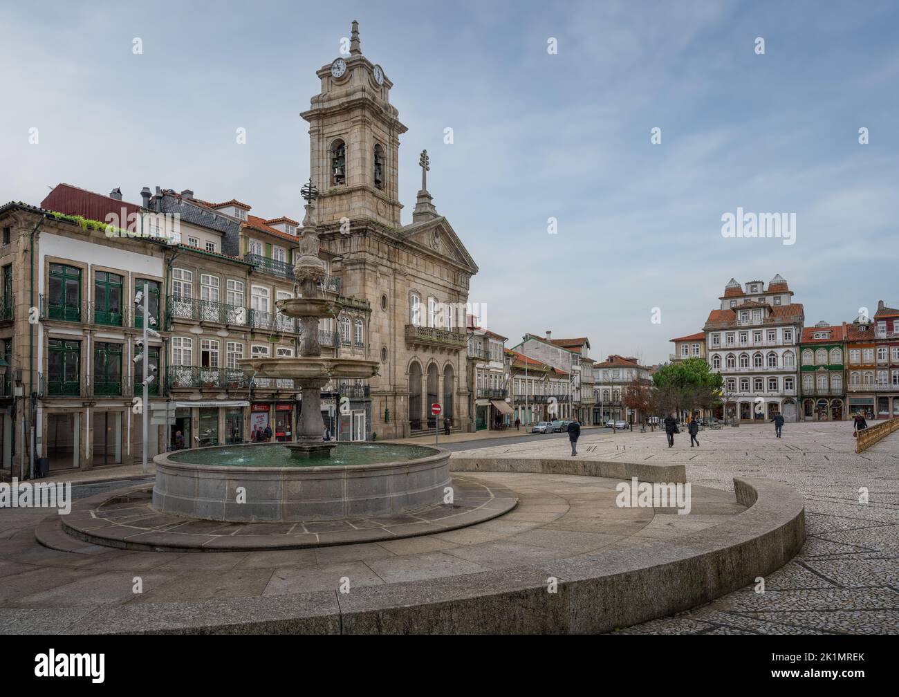 Basílica de San Pedro y fuente turística en la plaza Largo do Toural - Guimaraes, Portugal Foto de stock