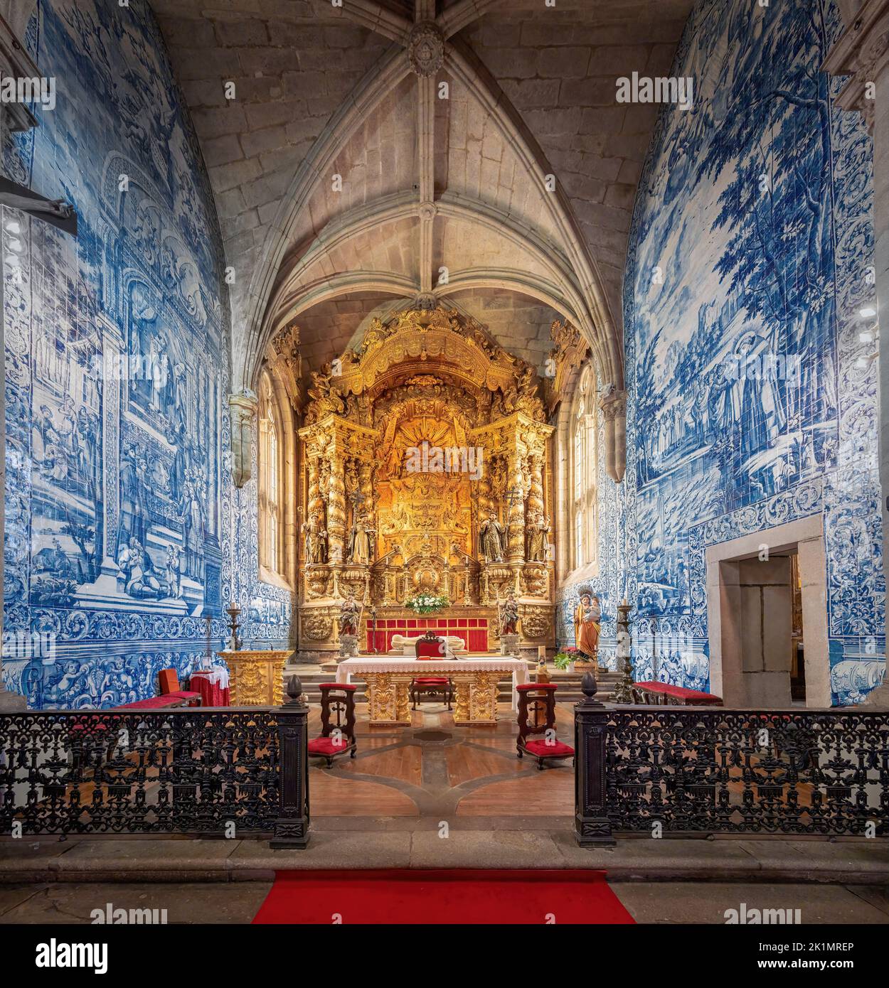Iglesia de San Francisco Interior (Igreja de Sao Francisco) - Guimaraes, Portugal Foto de stock