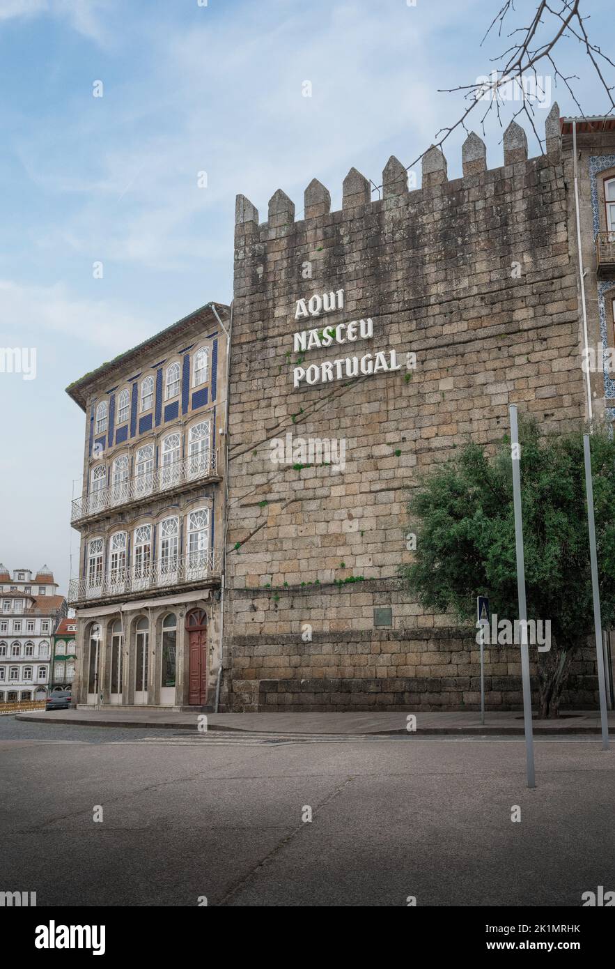 Aqui Nasceu Portugal (Portugal nació aquí) signo en la Torre Alfandega - Guimaraes, Portugal Foto de stock
