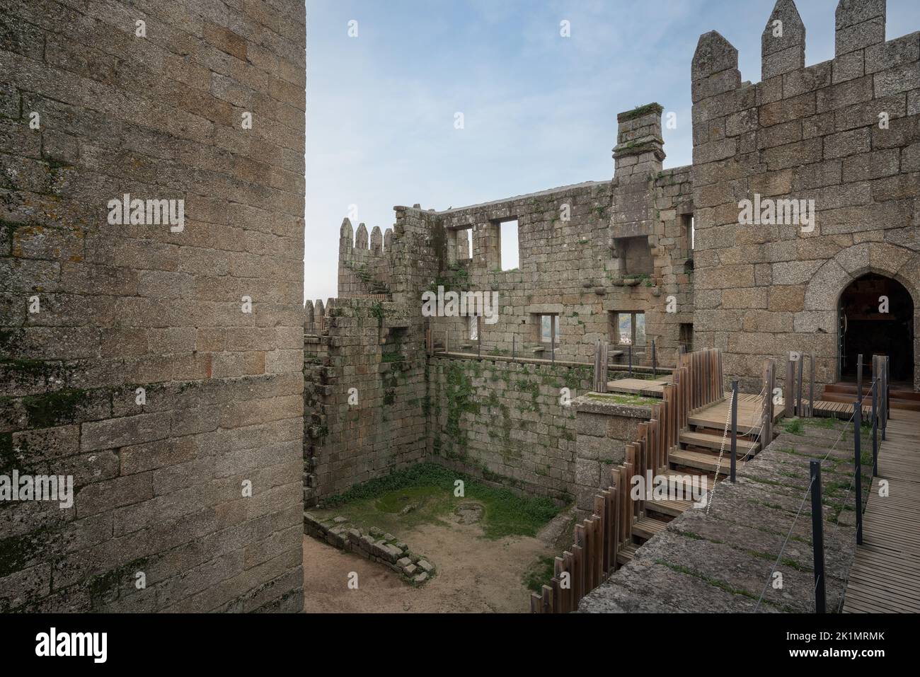 Castillo de Guimaraes barrio interior - Guimaraes, Portugal Foto de stock