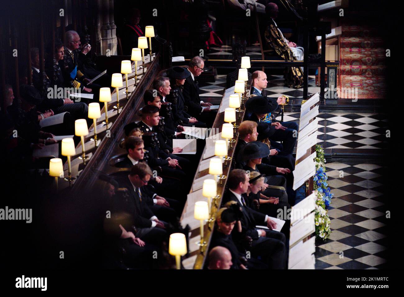 El Príncipe y la Princesa de Gales y el Duque y la Duquesa de Sussex (primera fila arriba) se sientan con otros miembros de la familia real en el Servicio de Committal para la Reina Isabel II celebrado en la Capilla de San Jorge en el Castillo de Windsor, Berkshire. Fecha de la foto: Lunes 19 de septiembre de 2022. Foto de stock