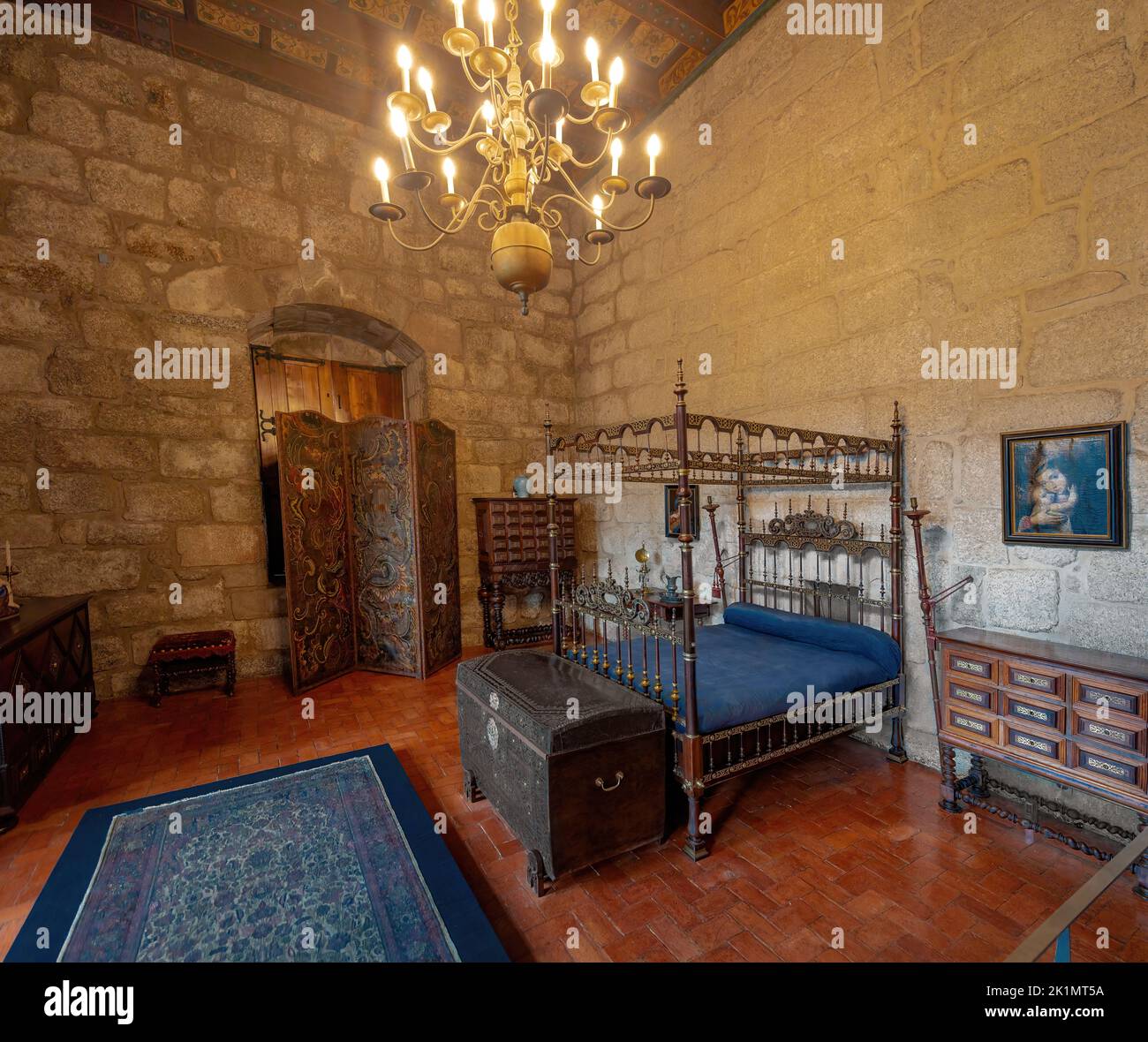 Dormitorio en el Palacio de los Duques de Braganza Interior - Guimaraes, Portugal Foto de stock
