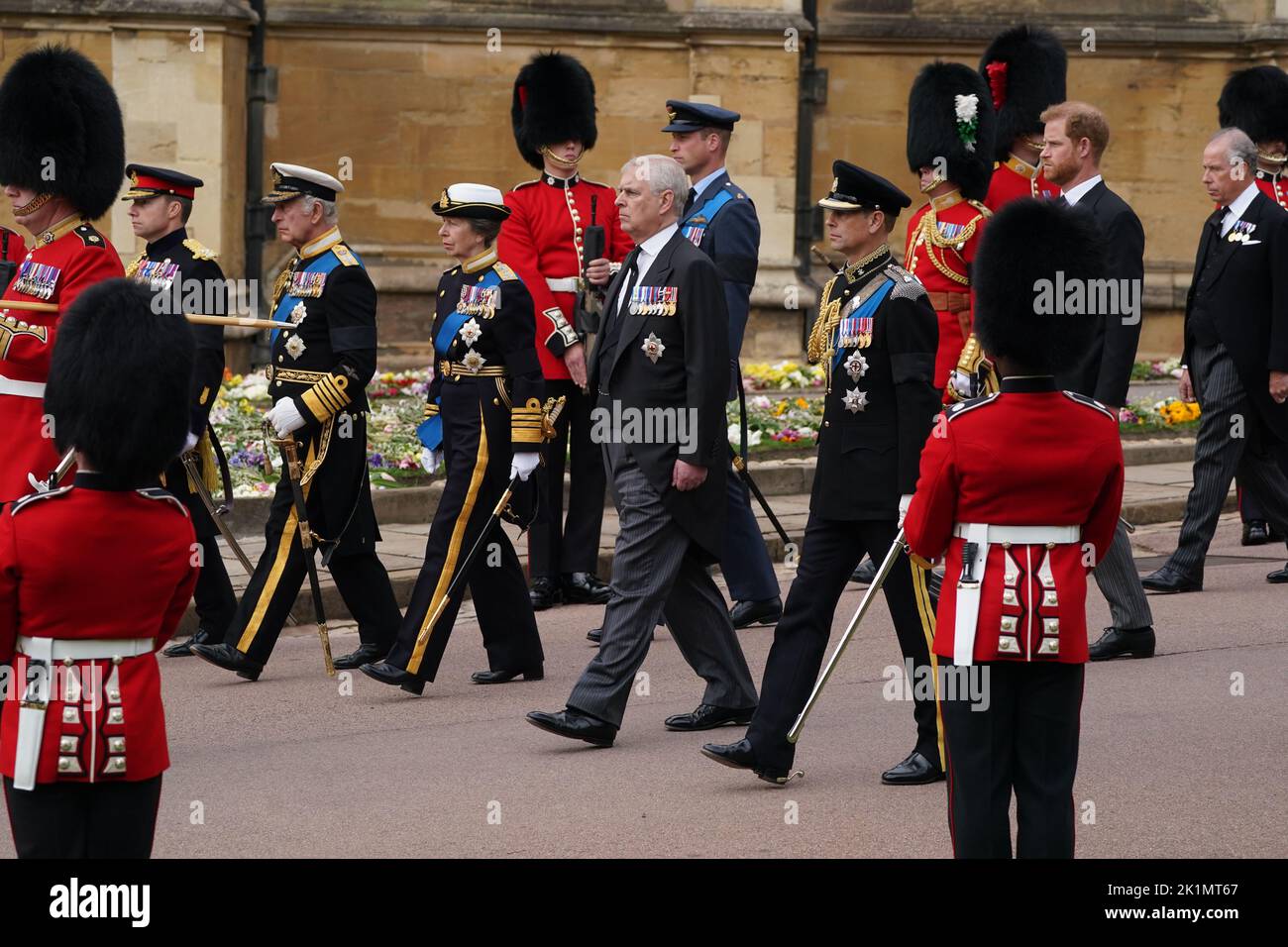El rey Carlos III, la princesa Royal, el duque de York, el conde de Wessex con el príncipe de Gales, el duque de Sussex y el conde de Snowden llegan para el servicio de compromiso a la capilla de San Jorge, el castillo de Windsor para la reina Isabel II Fecha de la foto: Lunes 19 de septiembre de 2022. Foto de stock