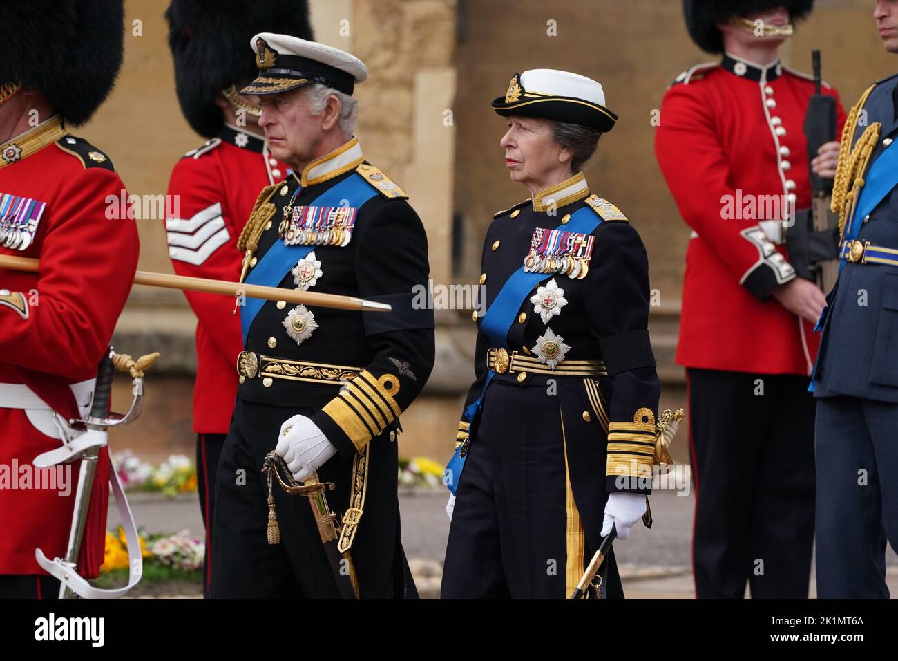 El Rey Carlos III y la Princesa Real llegan para el Servicio de Compromiso a la Capilla de San Jorge, el Castillo de Windsor para la Reina Isabel II Fecha de la foto: Lunes 19 de septiembre de 2022. Foto de stock